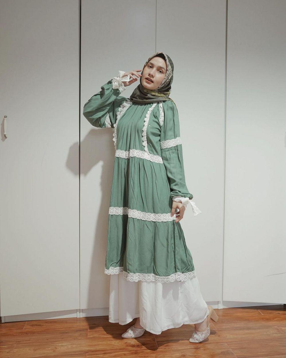 12 Mix and Match Outfit dengan Tunik ala Selebgram Dwi Handayani 