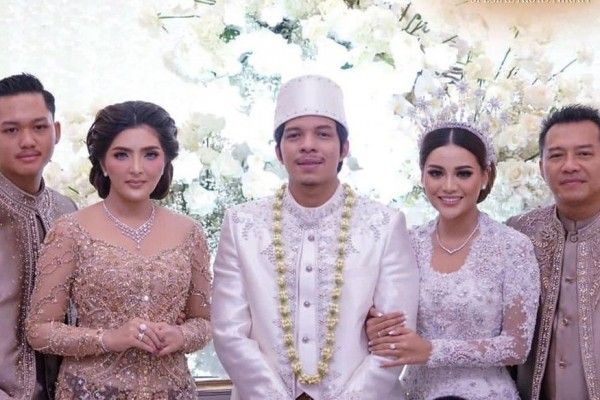Keren Mana? 9 Beda Gaya Atta-Aurel Vs Anang-Ashanty saat Menikah