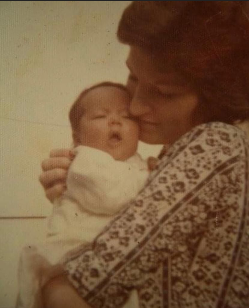 Penuh Kenangan! 9 Potret Masa Kecil Artis Blasteran dengan Mama Bule