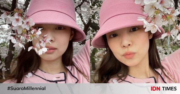 Potret jennie blackpink saat berfoto dengan bunga sakura