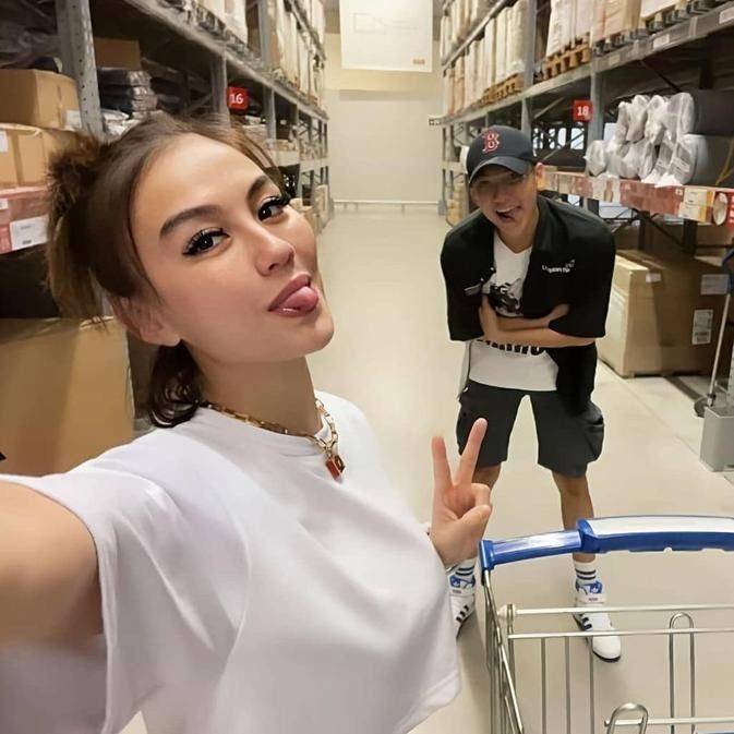 10 Kebersamaan Agnez Mo Dan Model Adam Rosyadi