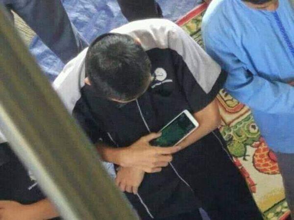 10 Potret Kocak Orang Sedang Salat, Bikin Gak Fokus!