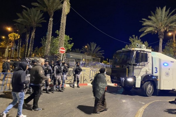Warga Palestina-Israel Bentrok, 100 Lebih Luka-luka
