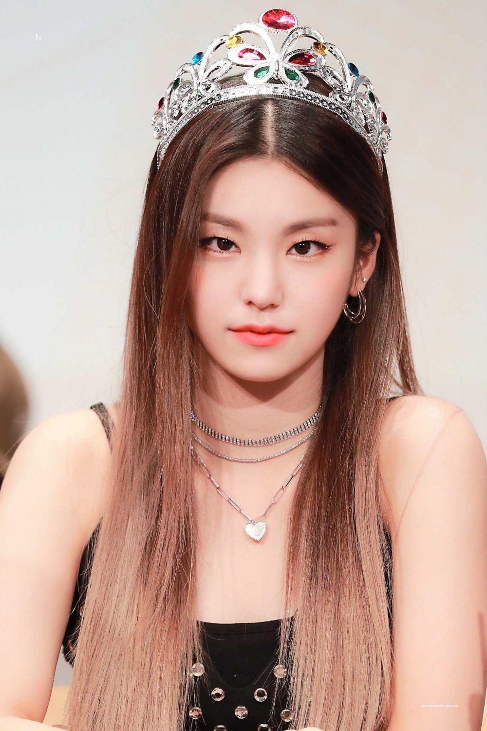 9 Potret Yeji Itzy Kenakan Crown Penuh Pesona