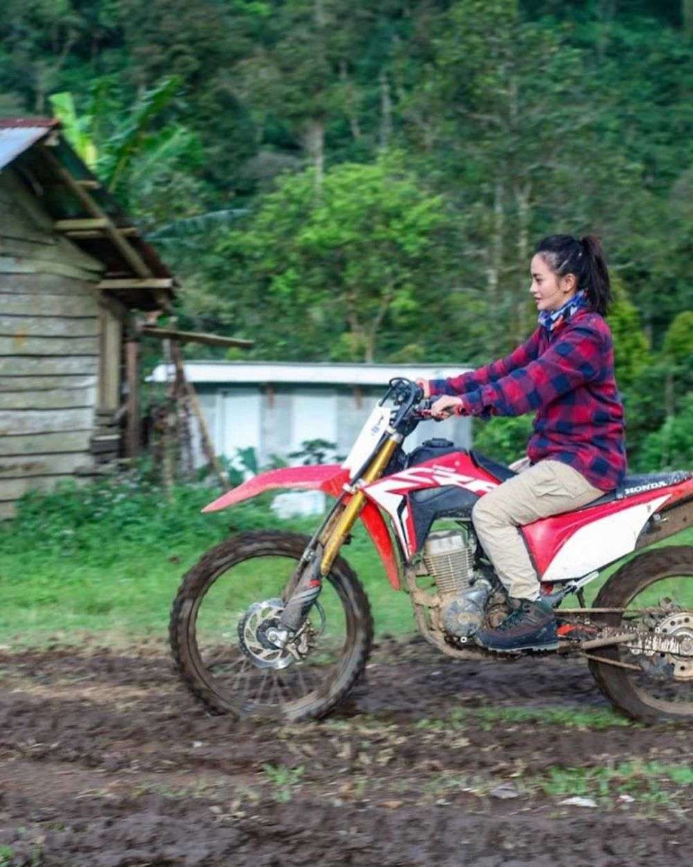 9 Potret Keseruan Ririn Ekawati Naik Motor, Kece Abis!