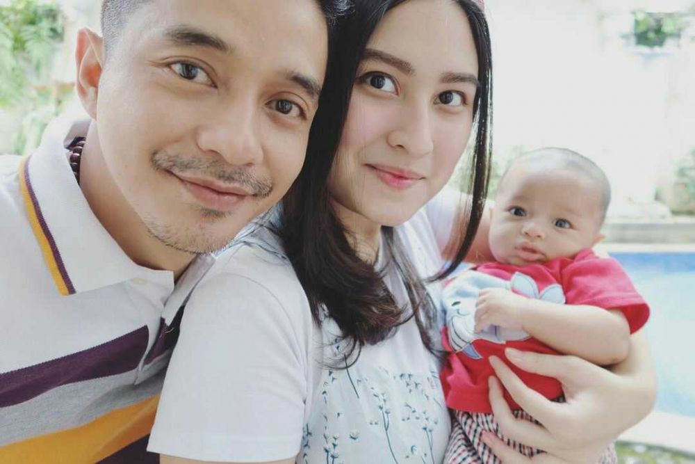 Potret Adly Fairuz Dan Istri Saat Mengasuh Baby Ardashir