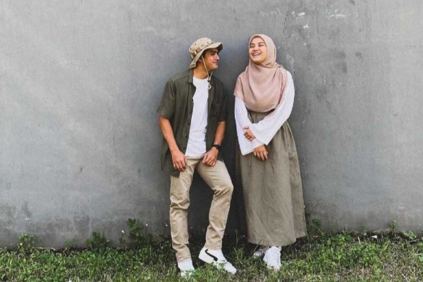 Sama-sama Baby Face, 10 Potret Ricky Harun dan Istri Bak ABG Pacaran