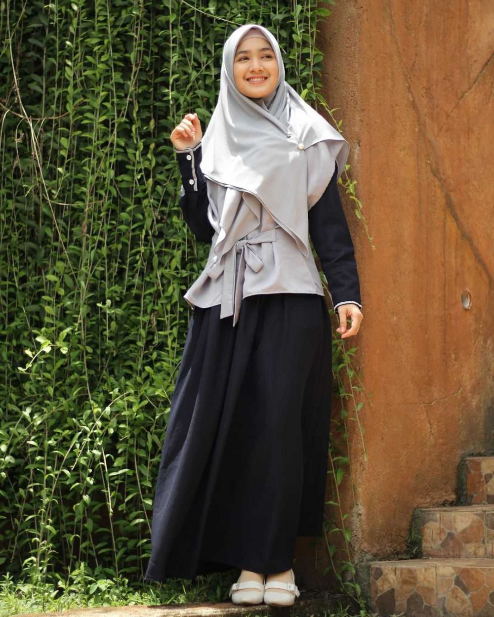 9 Inspirasi Outfit Hijab Stylish ala Cut Syifa, Anggun nan Elegan