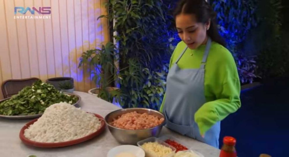 Salut Abis! 9 Potret Nagita Slavina Masak Makanan Sahur untuk Tukang