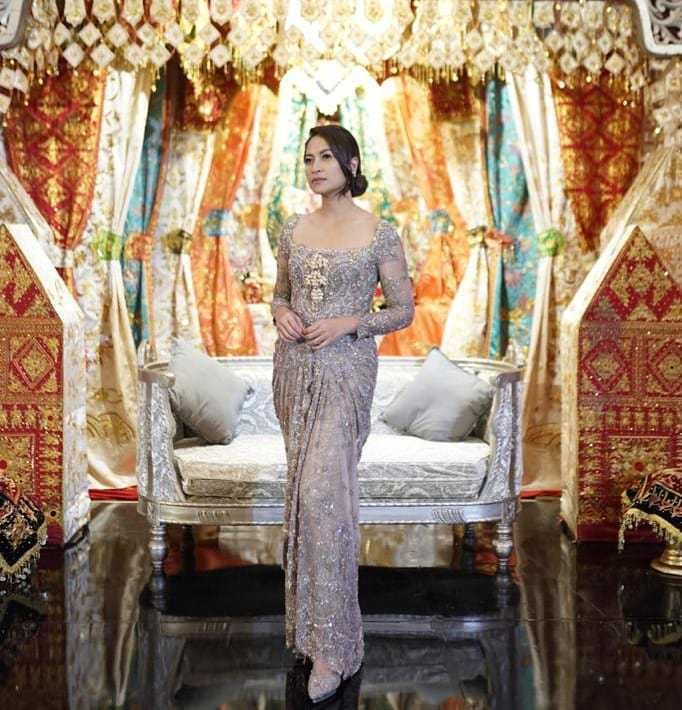 10 Ide Outfit Kebaya ala Sari Nila, Elegan Cocok Kondangan