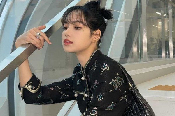 10 Potret Stunning Lisa BLACKPINK dengan Pose Candid, Fotogenik!