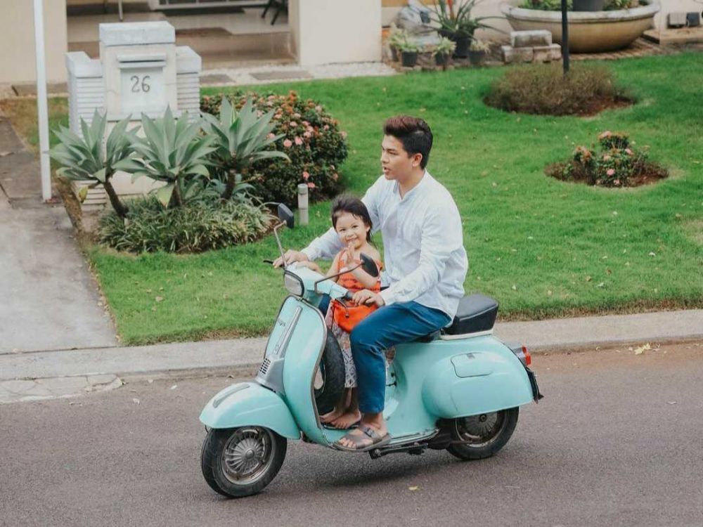 7 Cara Aman Bonceng Anak Naik Motor, Bapak Ibu Perhatikan Ya!