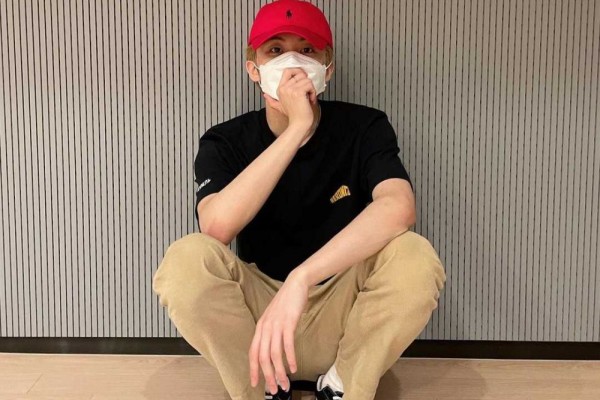 Tetap Terlihat Eksis, 9 Potret Mark NCT saat Berfoto Kenakan Masker