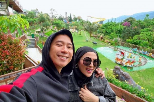 15 Tahun Menikah, 10 Potret Denny Cagur dan Shanty bak Masih Pacaran