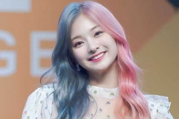 9 Potret Nagyung Fromis_9 dengan Rambut Dua Warna, Makin Menawan