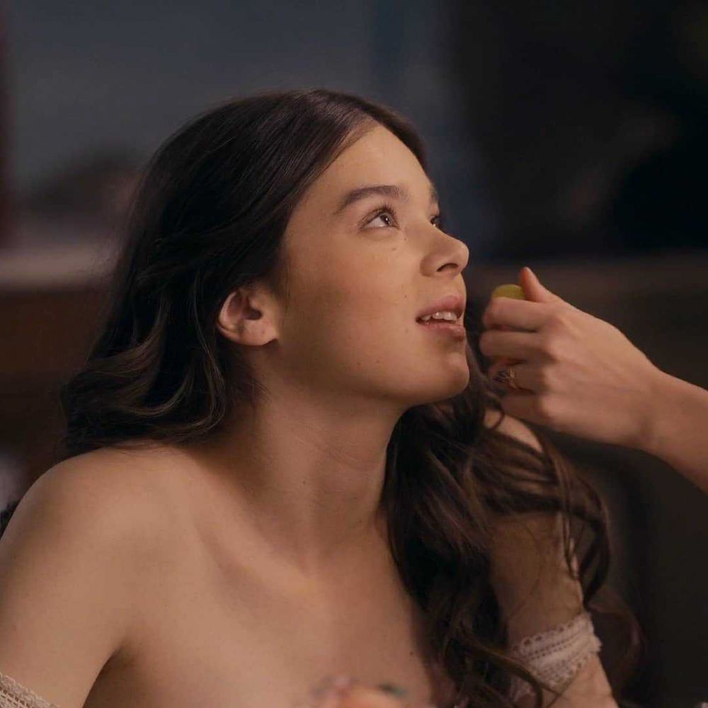 Totalitas, 10 Potret Memukau Hailee Steinfeld dalam Serial 'Dickinson&...