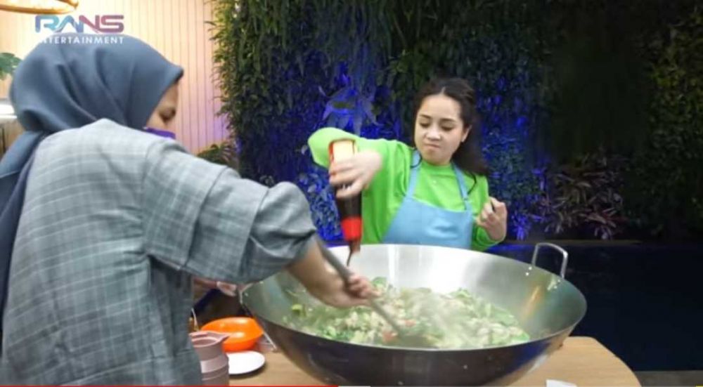 Salut Abis! 9 Potret Nagita Slavina Masak Makanan Sahur untuk Tukang