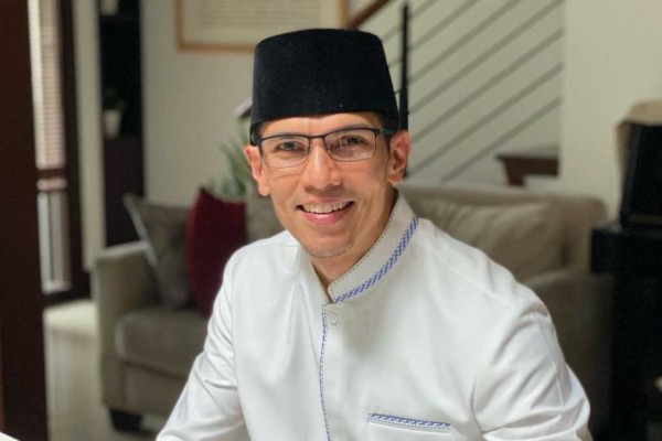 10 Potret Bugar Adrian Maulana di Usia 43 Tahun, Seolah Gak Menua!