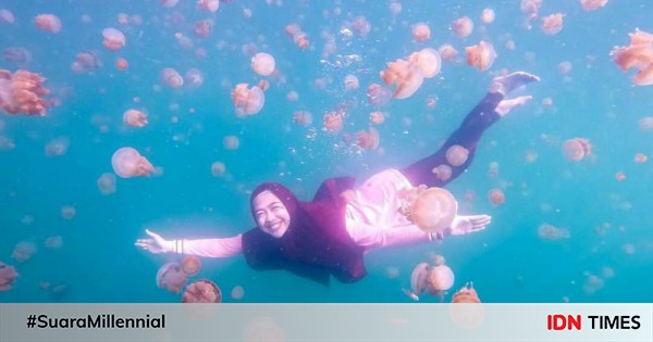 Potret ria ricis ketika berenang di laut