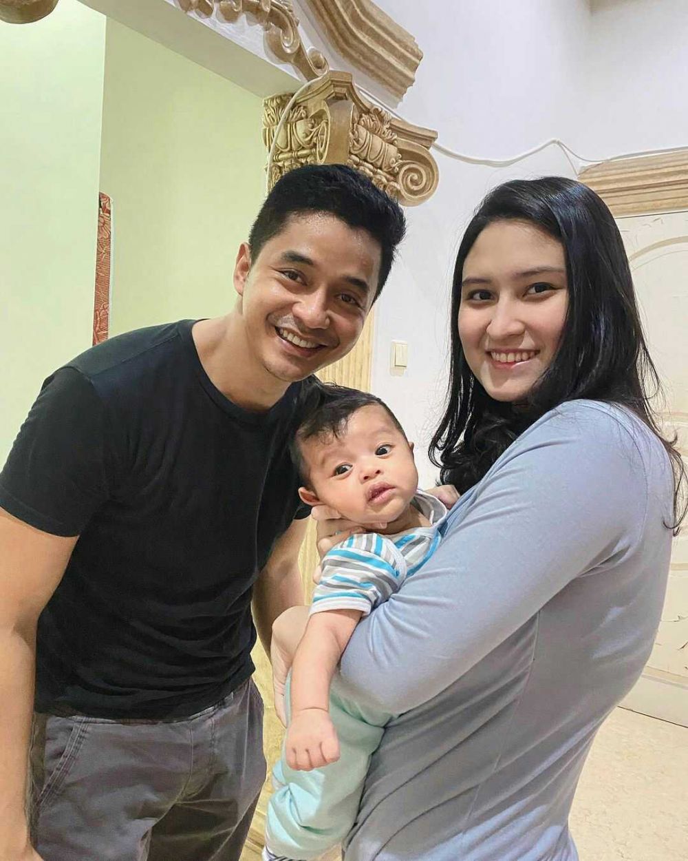 Potret Adly Fairuz Dan Istri Saat Mengasuh Baby Ardashir