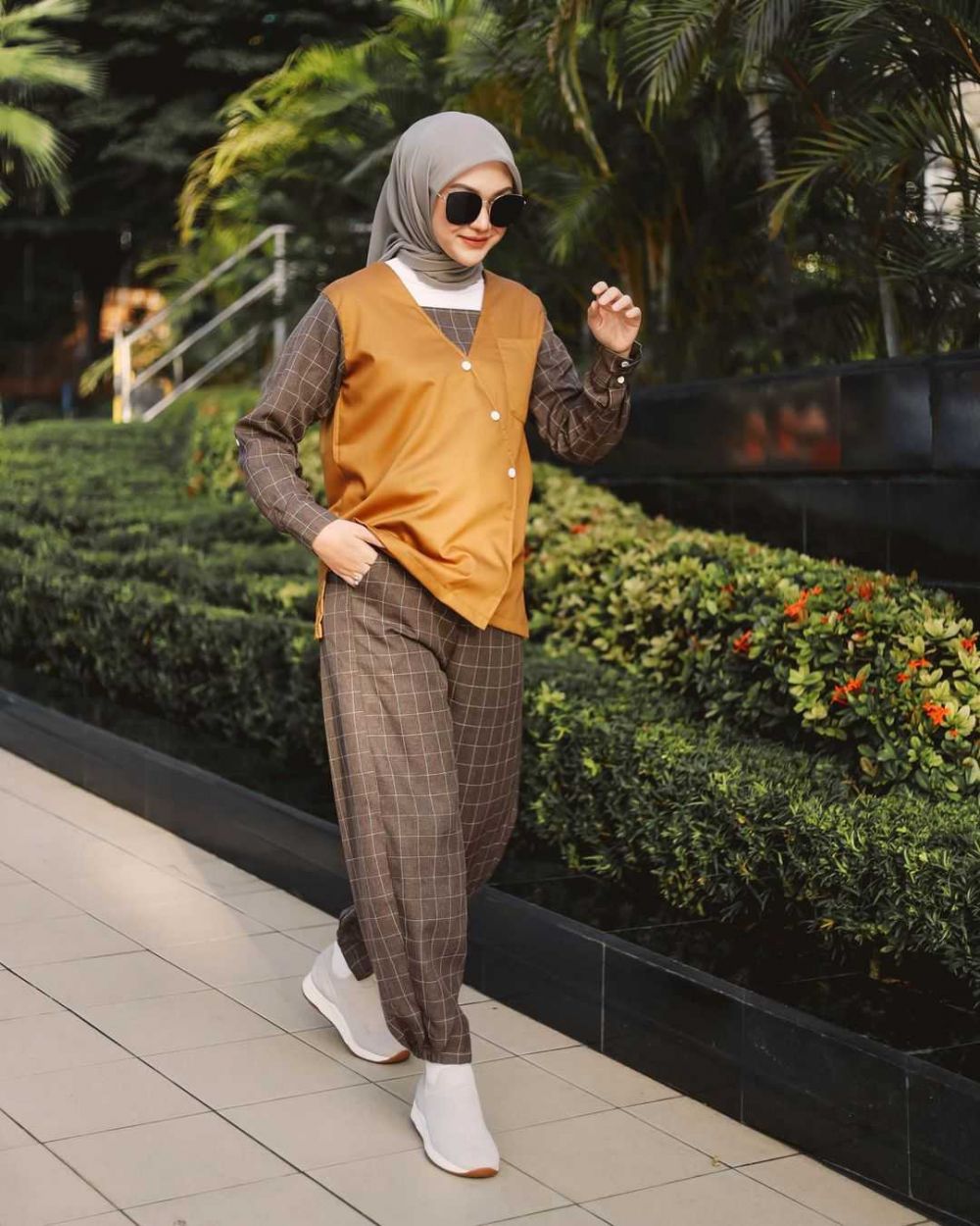 10 Ide Mix and Match Outfit Hijab Motif Plaid ala Indah Nada Puspita