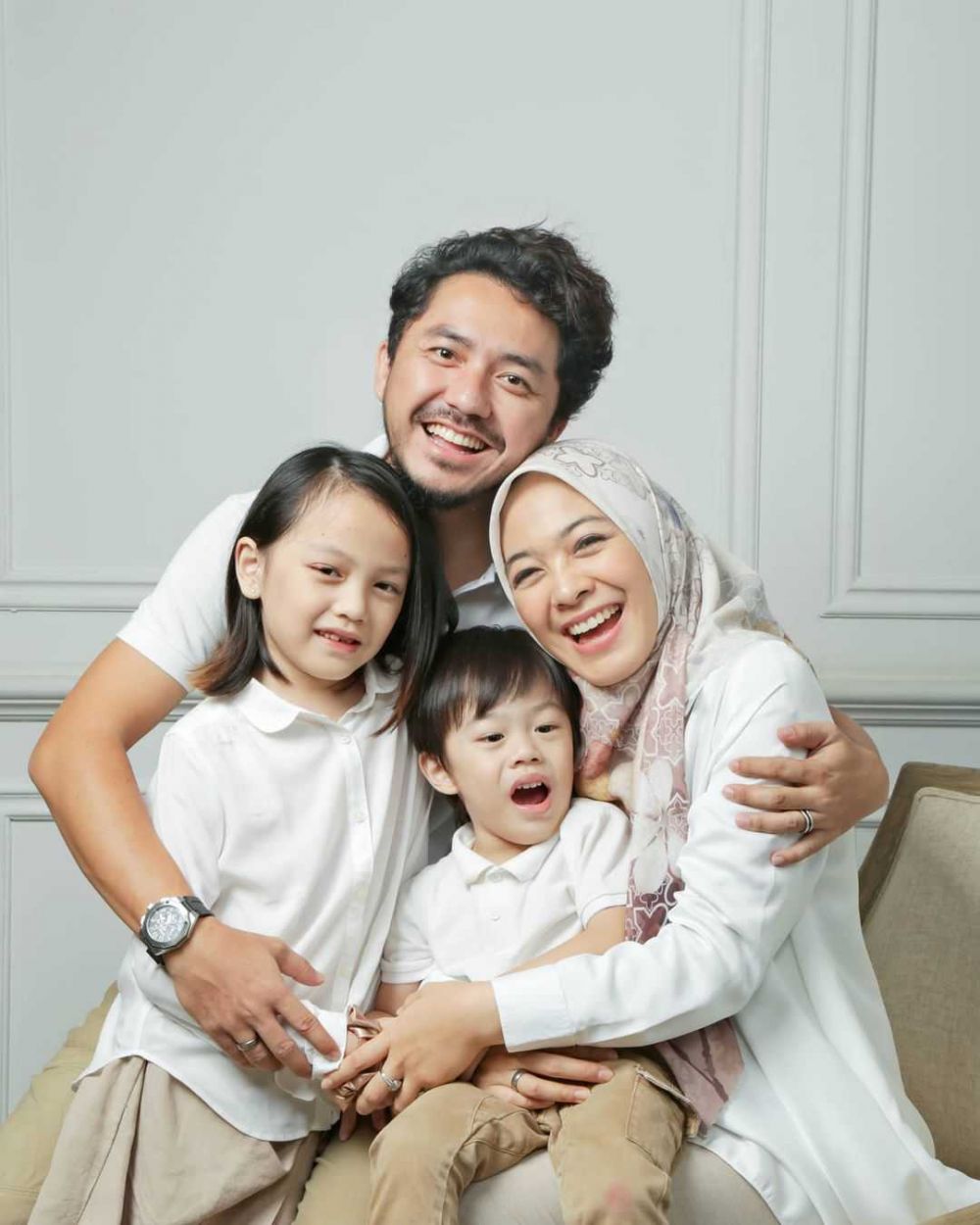 Family Goals Banget! Potret Harmonis Keluarga Kecil 10 Host Insert