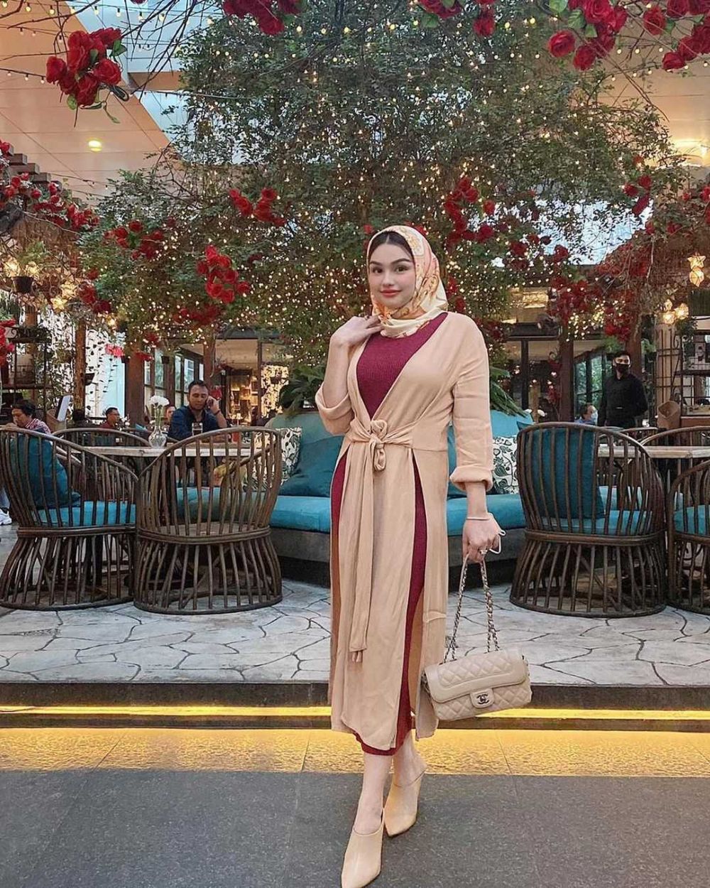 9 Adu Pesona Menawan Ibu Tiri Artis, Ada Anggota Dewan