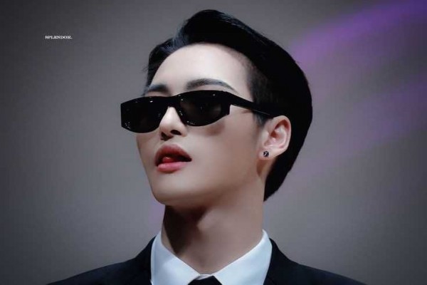 9 Potret Kece Seonghwa ATEEZ dengan Kacamata, Bergaya!