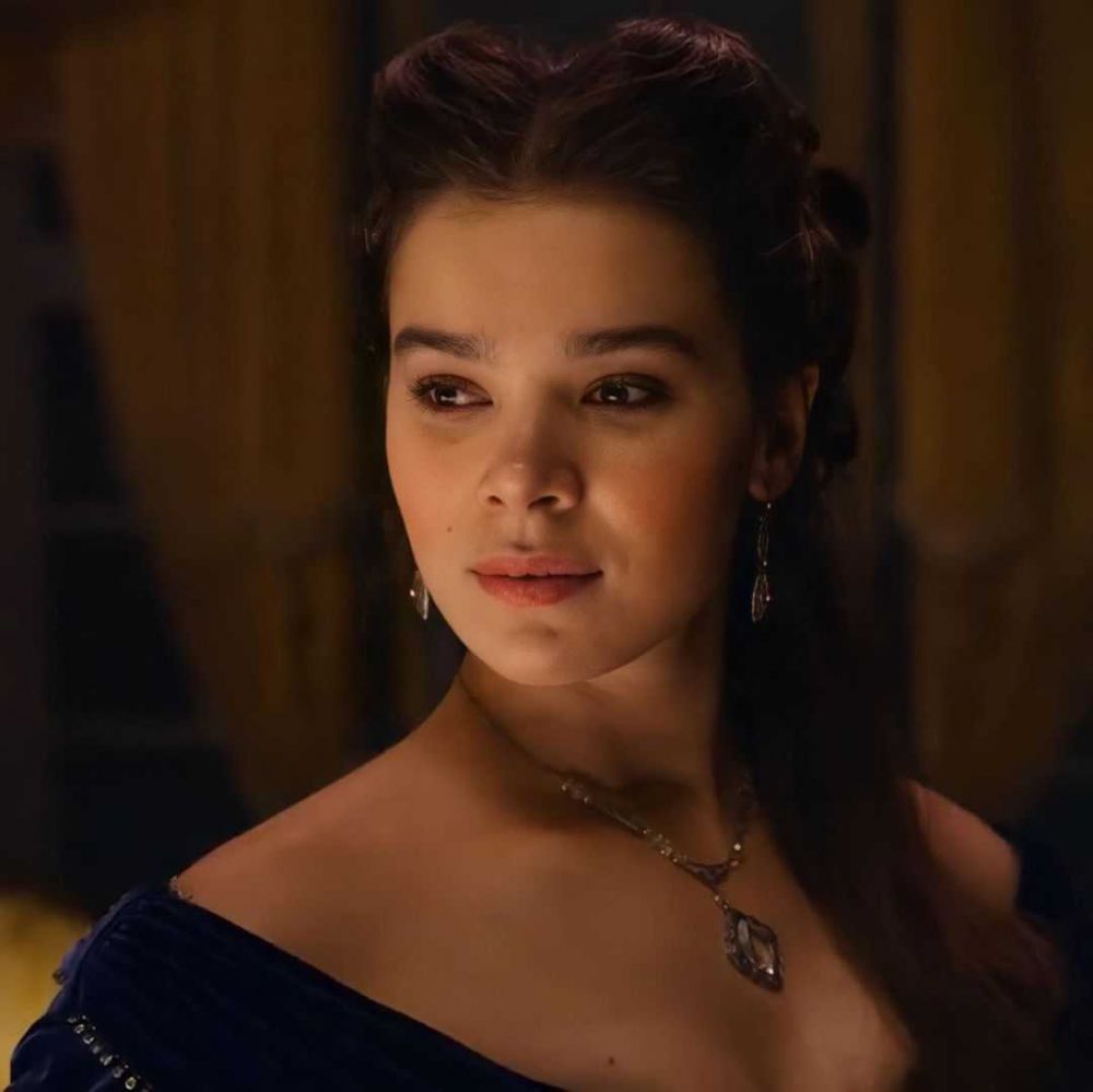 Bintang Serial Dickinson, 13 Potret Hailee Steinfeld