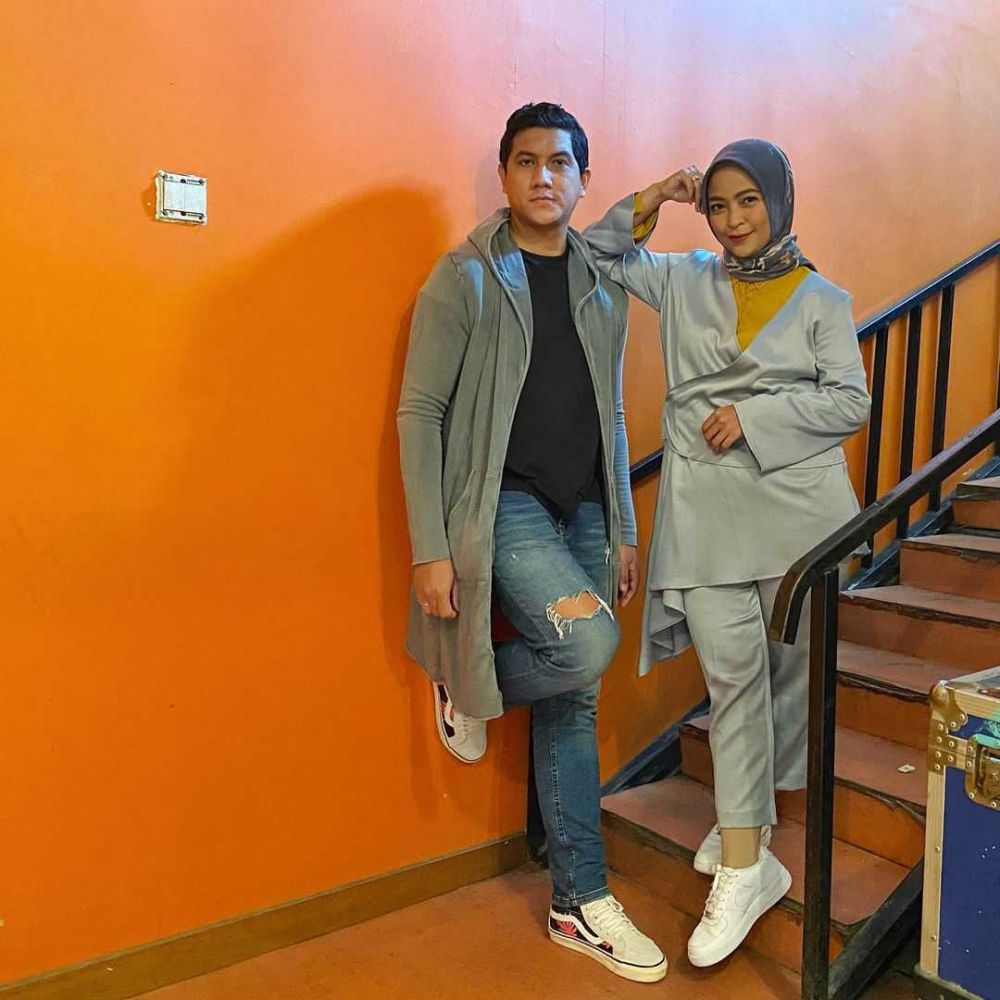 Bikin Baper Netizen! 9 Potret Juri Indonesian Idol Bareng Pasangan