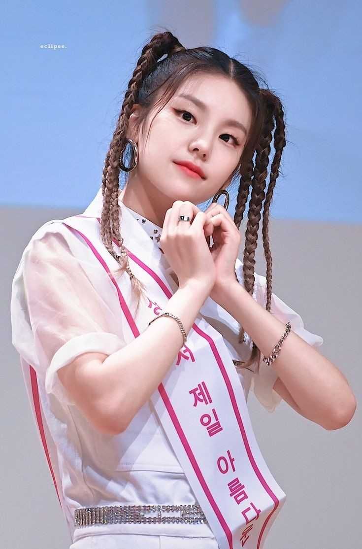 9 Potret Yeji Itzy Dengan Pose Finger Heart Gak Habis Gaya