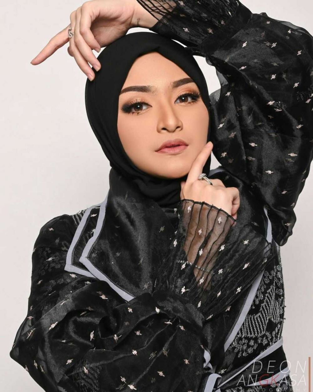 Kenakan Hijab, 12 Gaya Pemotretan Artis Yang Keren Abis!