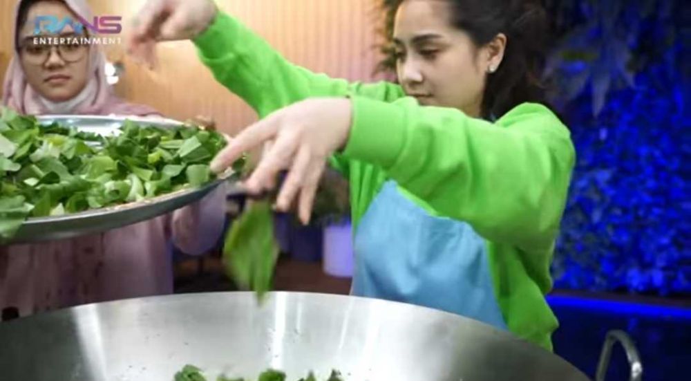 Salut Abis! 9 Potret Nagita Slavina Masak Makanan Sahur untuk Tukang