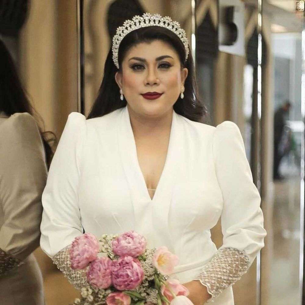 Penampilan Artis Pakai Tiara Karya Rinaldy Yunardi