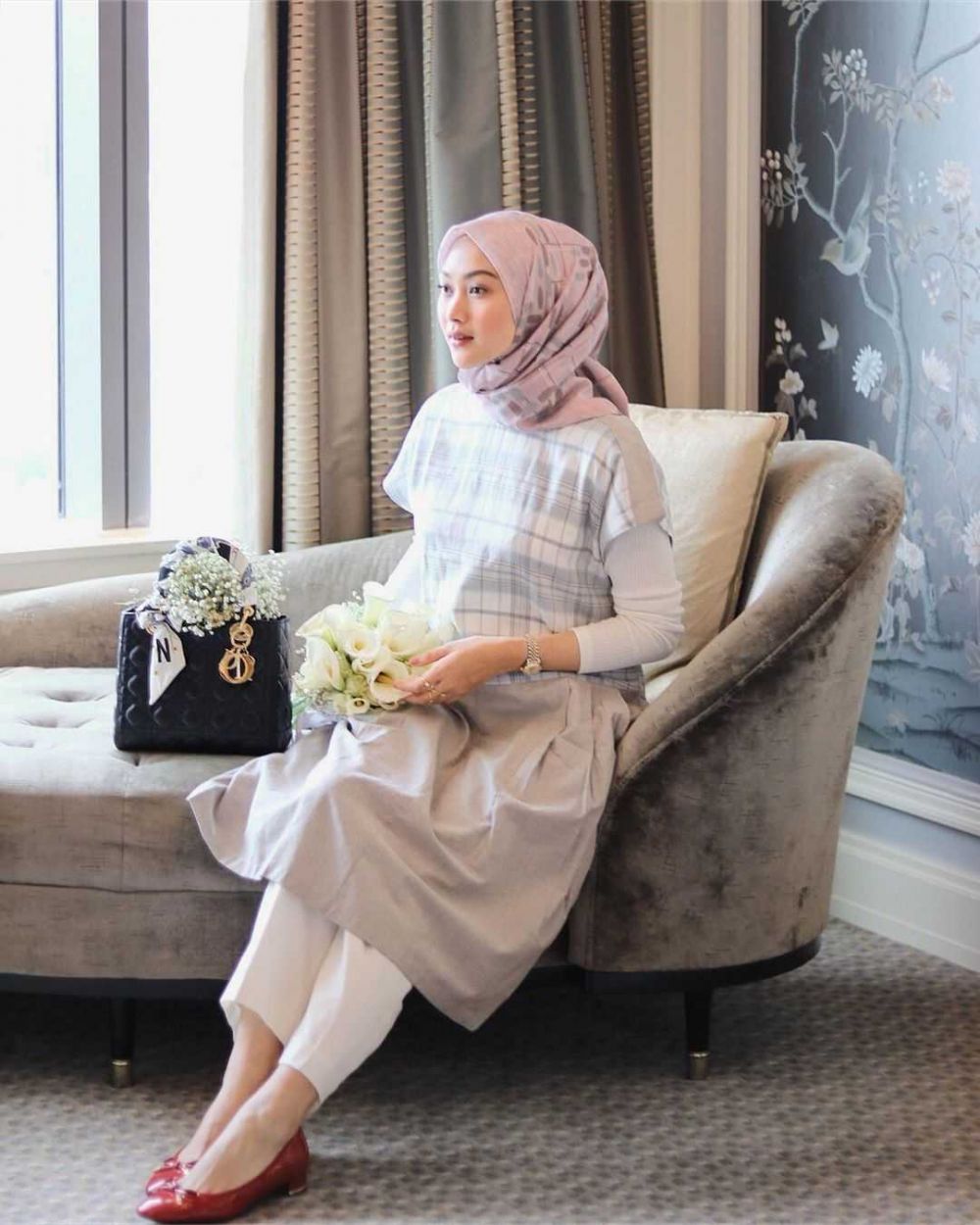 10 Ide Mix and Match Outfit Hijab Motif Plaid ala Indah Nada Puspita