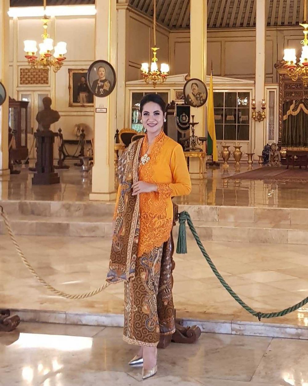 10 Ide Outfit Kebaya ala Sari Nila, Elegan Cocok Kondangan