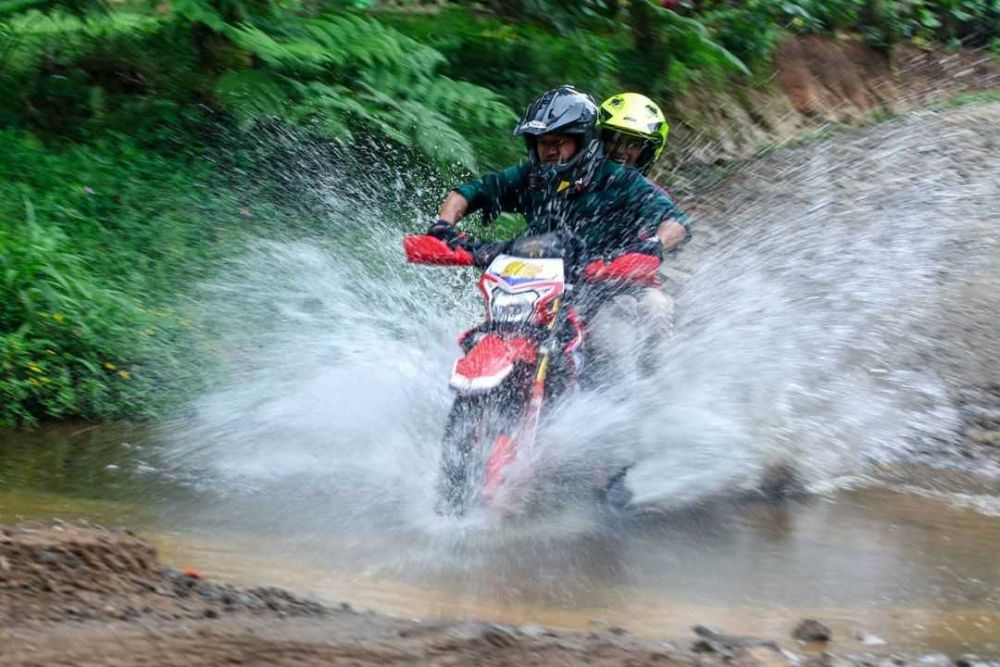Terjatuh dan Berdarah! 9 Potret Seru Ririn Ekawati Tunggangi Kuda Besi
