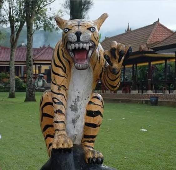 11 Foto Lucu Patung Harimau Gagal, Bentuknya yang Aneh Bikin Ngakak