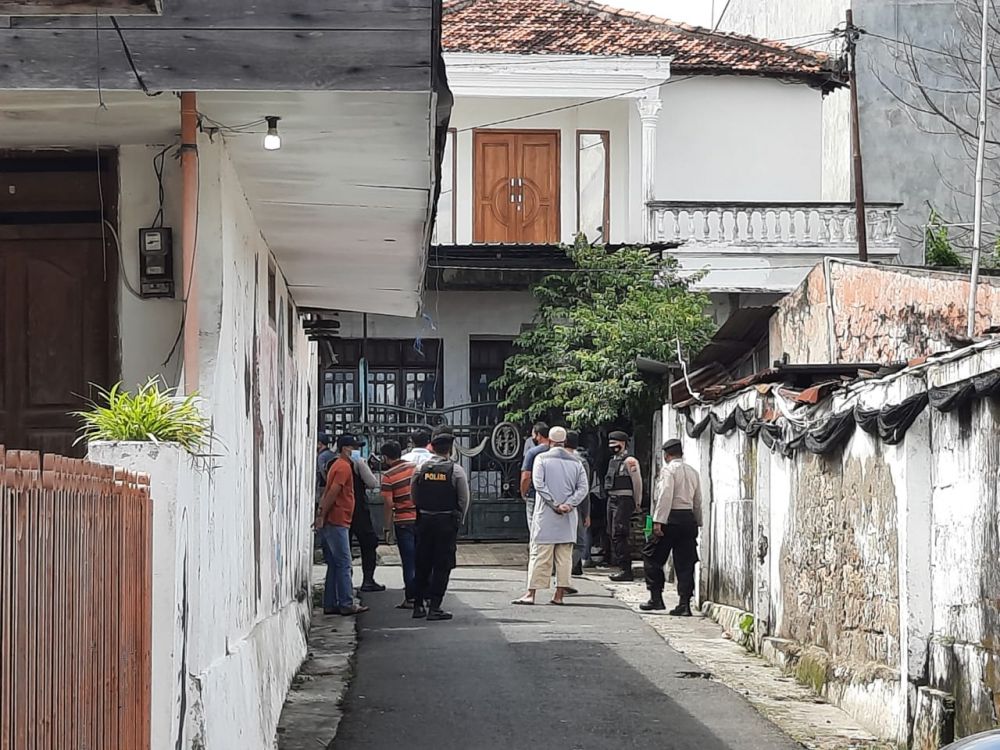 Densus 88 Geledah Rumah Kontrakan Pasangan Suami Istri di Banyumas