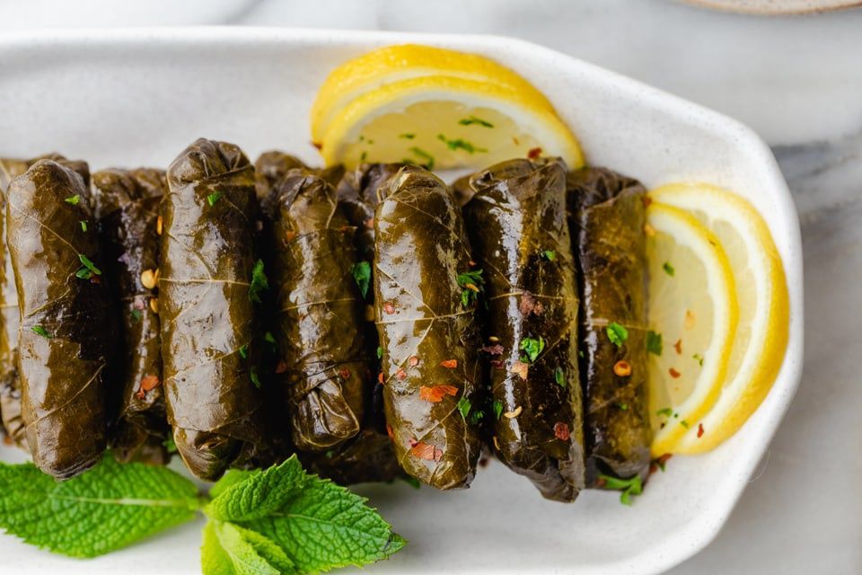 Dolmades Daun Anggur: Perpaduan Daun Asam dan Nasi Berbumbu

