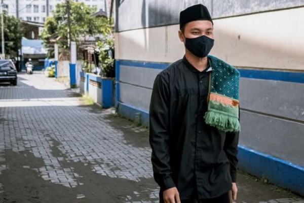 5 Tips Padu Padan Baju Koko Hitam untuk Pria agar Tampil Lebih Keren