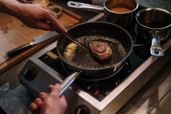 Hati-hati, 10 Bahan Makanan Ini Bisa Merusak Wajan Antilengket Lho!