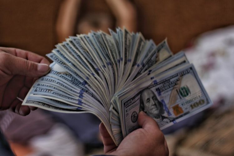 5 Alasan Kenapa Kamu Gak Perlu Pamer Harta Orangtua