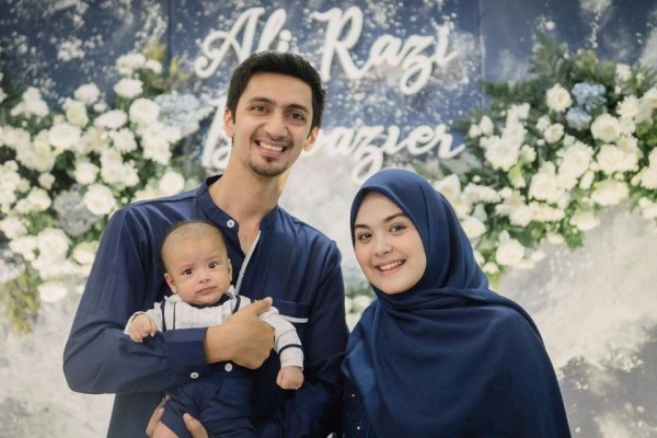 Semakin Bahagia, 10 Potret Manis Keluarga Kecil Vebby Palwinta