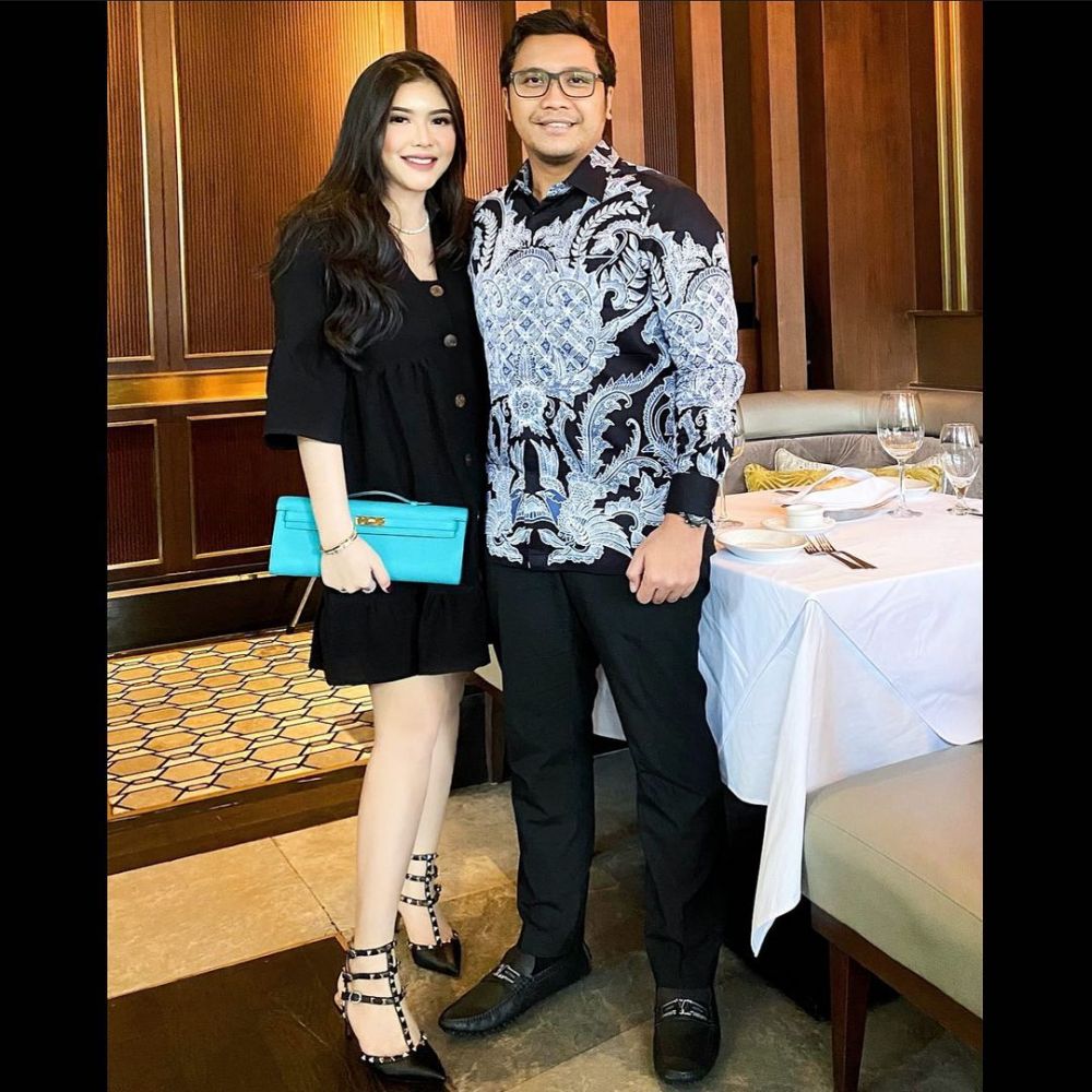12 Artis Ini Usianya Beda Jauh dari Pasangan, Ada Sampai 21 Tahun!