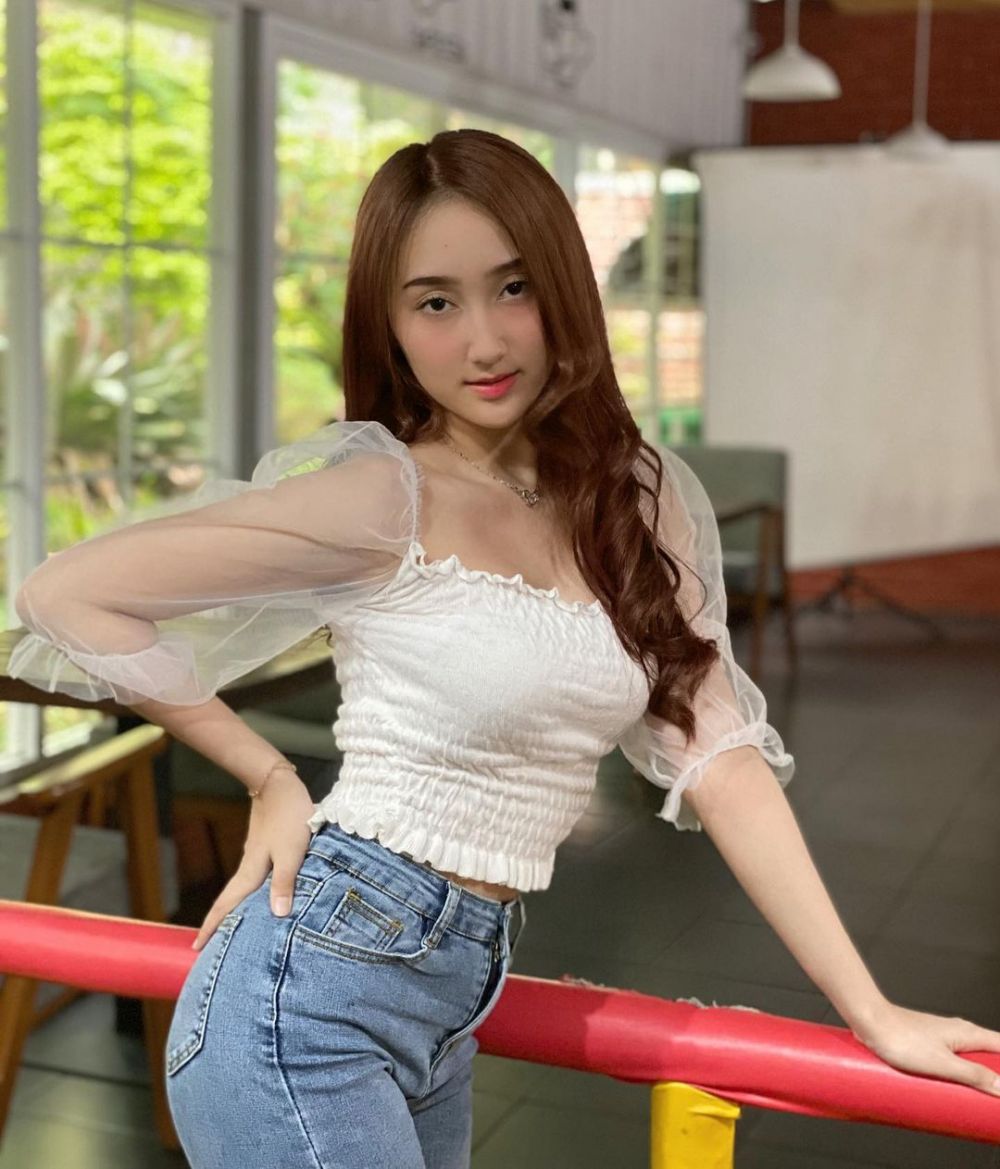 Bikin Susah Fokus! 9 Potret Menawan Sandrina IMB Pakai Crop Top