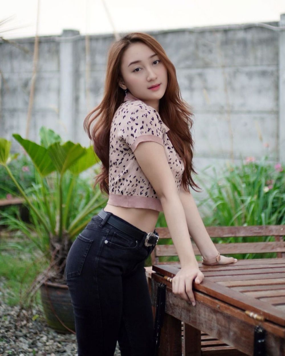 Bikin Susah Fokus! 9 Potret Menawan Sandrina IMB Pakai Crop Top
