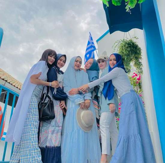 10 Gaya Mewah April Jasmine Istri Ustaz Solmed