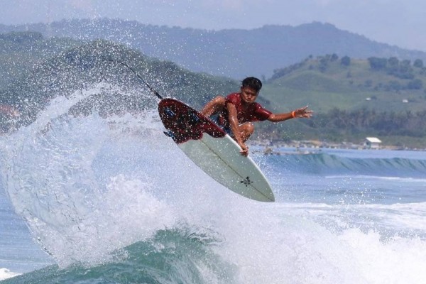Info Berwisata untuk Menikmati Desert Point di Lombok Barat