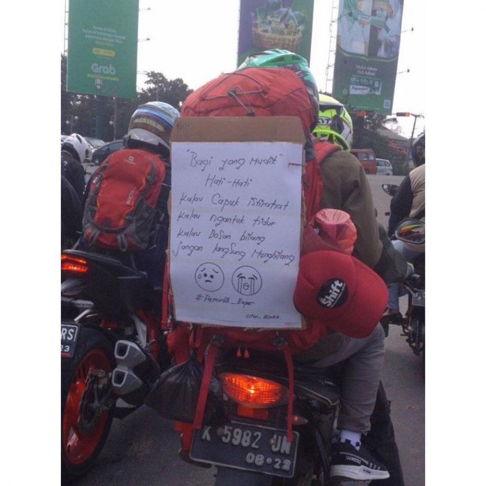 Tulisan di Belakang Motor Kocak! 15 Potret Driver Ojol Mudik